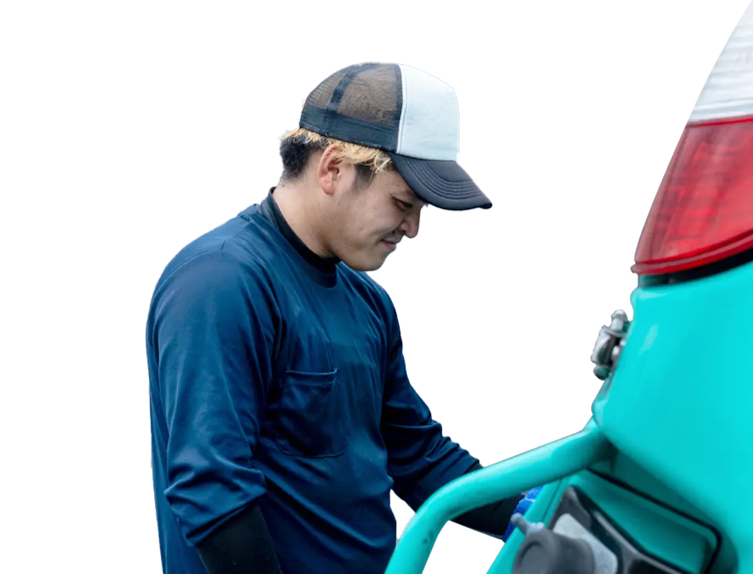 ごみ収集作業中の美濃環境保全社の社員