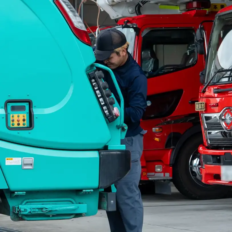 ひたむきにごみ収集作業に取り組む美濃環境保全社の社員