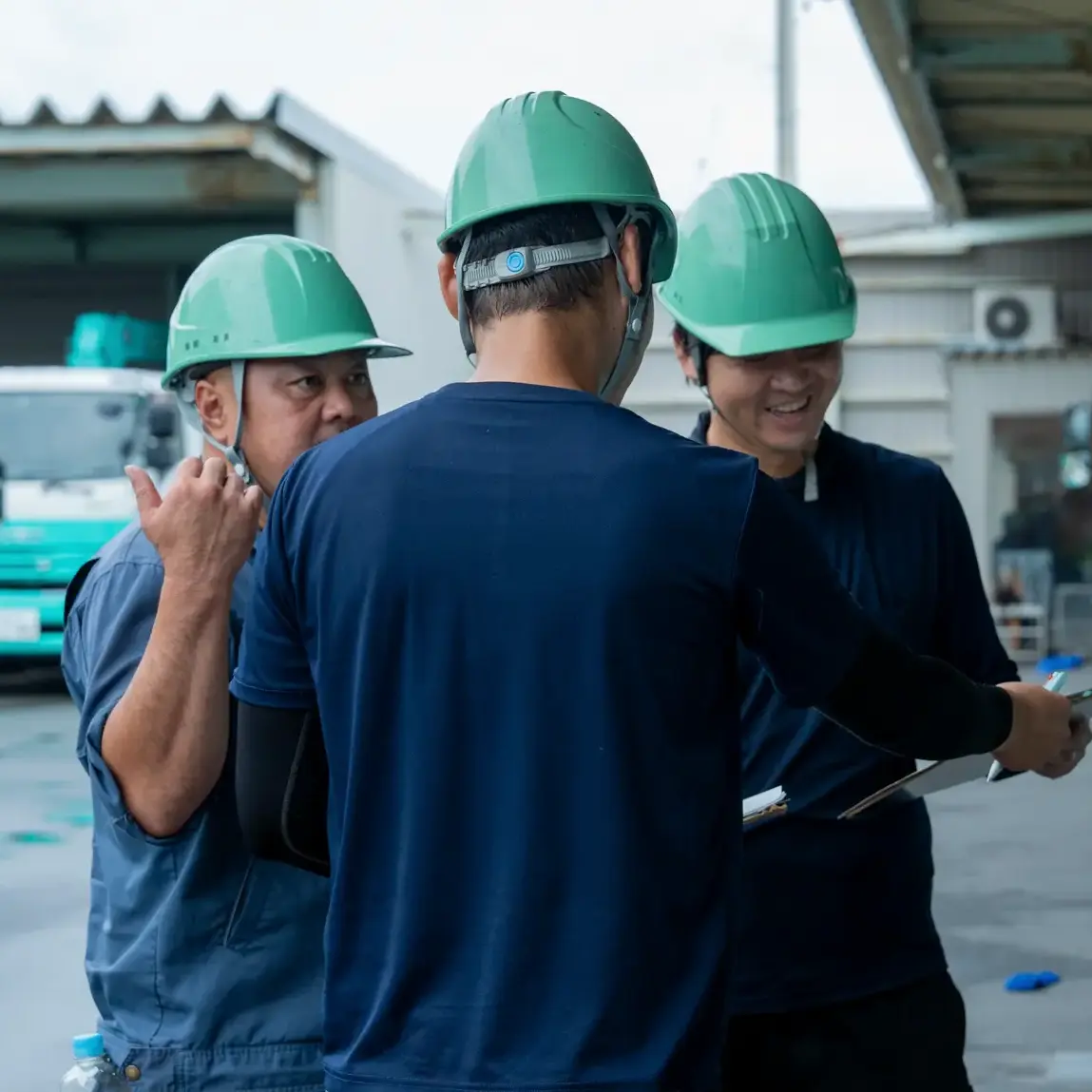 仲間とコミュニケーションを楽しそうに取る美濃環境保全社の社員